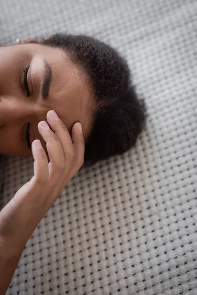 Обрізаний Вид Депресивну Багаторасову Жінку Лежить Ліжку Вдома — стокове фото