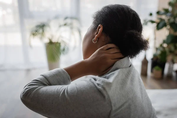 Vista Posterior Mujer Rizada Multirracial Tocando Dolor Cuello Casa —  Fotos de Stock