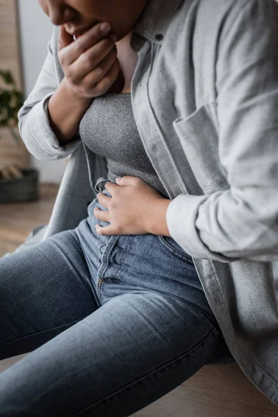 Vista Recortada Borrosa Mujer Multirracial Que Sufre Dolor Estómago Hogar —  Fotos de Stock