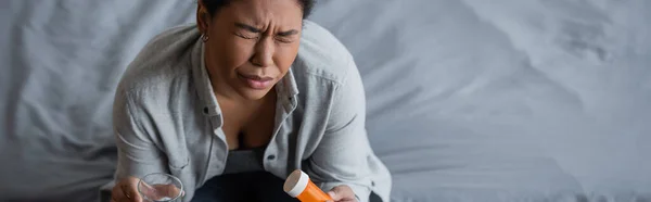 Evdeki Yatakta Antidepresan Hapları Tutan Depresif Çok Irklı Kadının Yüksek — Stok fotoğraf