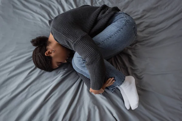 Κάτοψη Της Πολυφυλετικής Γυναίκας Διανοητικό Πρόβλημα Ξαπλωμένη Στο Κρεβάτι Στο — Φωτογραφία Αρχείου