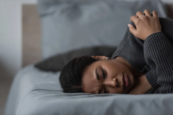 Frustrasi Multirasial Wanita Dalam Sweater Berbaring Tempat Tidur Rumah — Stok Foto