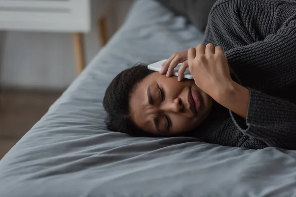 Depressive Multiethnische Frau Ruft Helpline Während Sie Hause Bett Liegt — Stockfoto
