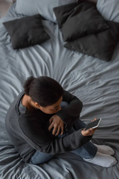 Pandangan Atas Wanita Multirasial Dengan Depresi Memegang Smartphone Tempat Tidur — Stok Foto