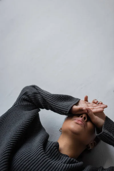 Χαμηλή Οπτική Γωνία Της Πολυφυλετικής Γυναίκας Κατάθλιψη Ακουμπά Στον Τοίχο — Φωτογραφία Αρχείου