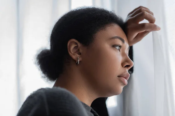 Junge Multiethnische Frau Mit Psychischen Problemen Berührt Vorhang Hause — Stockfoto