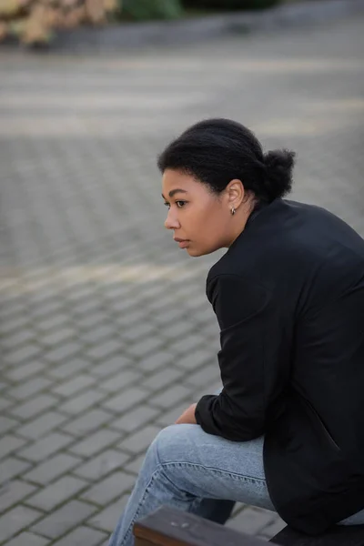 Mujer Joven Multirracial Con Problemas Mentales Sentada Banco Aire Libre — Foto de Stock