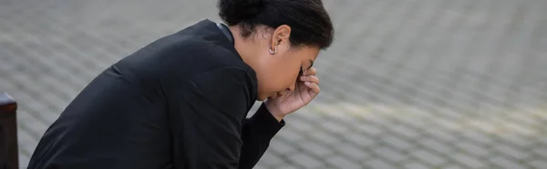 Sidovy Över Unga Multiracial Kvinna Med Depression Tittar Ner Urban — Stockfoto