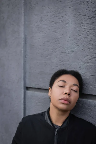 Wanita Multirasial Muda Dengan Depresi Berdiri Dekat Bangunan Luar — Stok Foto