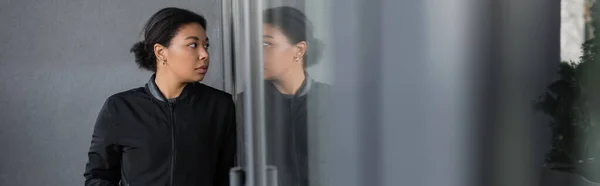 Wielorasowa Kobieta Problemami Psychicznymi Patrząca Szkło Fasadzie Budynku Sztandar — Zdjęcie stockowe