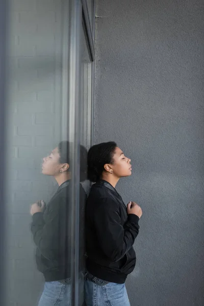 Sidovy Multiracial Kvinna Med Depression Stående Nära Fasaden Byggnaden Utomhus — Stockfoto