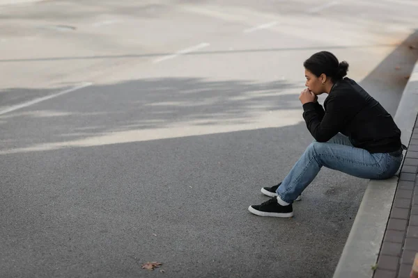 Вид Сбоку Молодой Многорасовой Женщины Психическими Проблемами Сидящей Границе Городской — стоковое фото