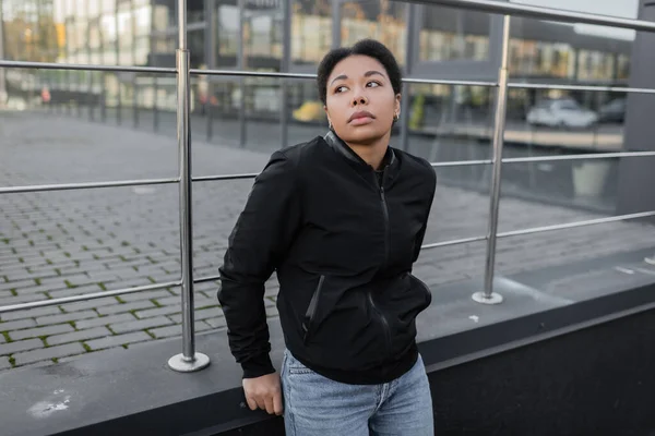 Ung Multirasistisk Kvinna Med Psykologisk Kris Stående Urban Gata — Stockfoto