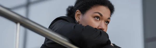 都会の通りの手すり近くに無気力で憂うつな若い多人種間の女性 バナー — ストック写真