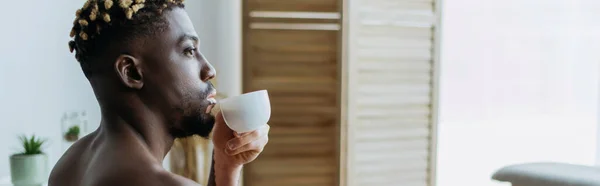 셔츠를 아프리카 미국인 남자의 측면에서 집에서 커피를 현수막 — 스톡 사진