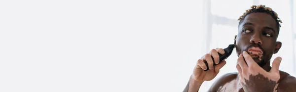 Молодой Африканский Американец Витилиго Бритья Бороду Электрической Бритвой Дома Баннер — стоковое фото