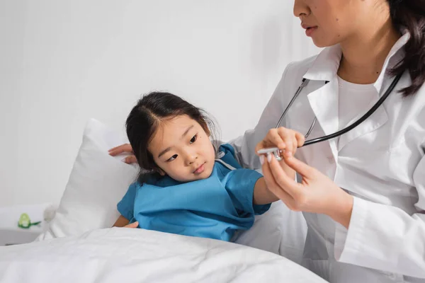 Kis Ázsiai Gyermek Megérinti Sztetoszkóp Közelében Gyermekorvos Kórházi Kórteremben — Stock Fotó