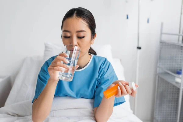 Jovem Asiático Mulher Beber Água Enquanto Segurando Pílulas Recipiente Cama — Fotografia de Stock