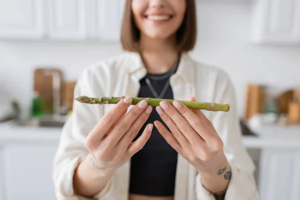 Cropped View Blurred Young Woman Holding Asparagus Kitchen — Stock Photo, Image