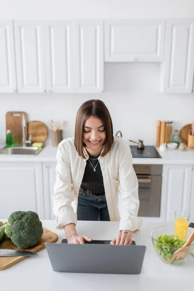 Smiling Woman Using Laptop Fresh Salad Orange Juice Kitchen — Stock Photo, Image