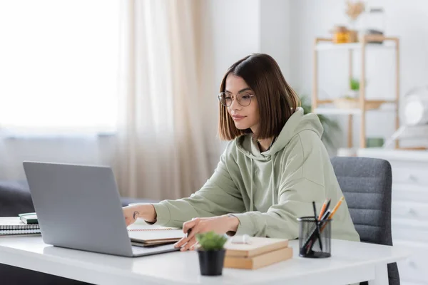 Freelancer Morena Usando Laptop Perto Cadernos Livros Casa — Fotografia de Stock