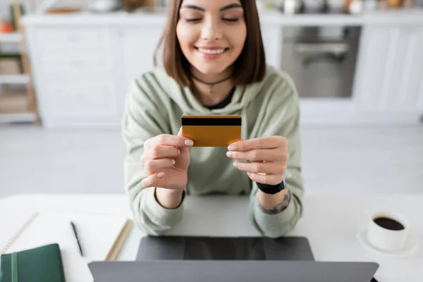 Smiling Woman Holding Credit Card Laptop Coffee Table Home — Stock Photo, Image