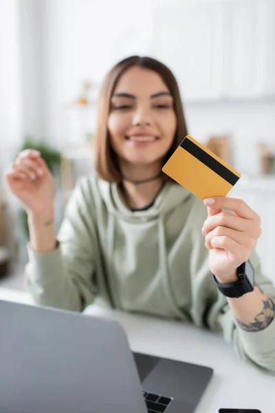 Cheerful Brunette Woman Holding Credit Card Laptop Online Shopping Home — Stock Photo, Image