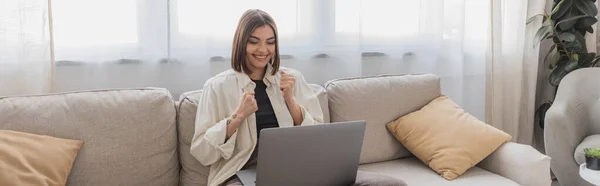 Young Freelancer Showing Yes Gesture Laptop Couch Home Banner — Stock Photo, Image