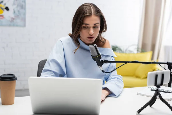 Brunette Emissora Blusa Falando Perto Microfone Usando Laptop Perto Café — Fotografia de Stock