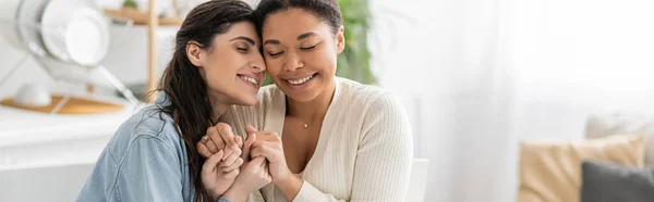 Pareja Lesbiana Interracial Complacida Con Los Ojos Cerrados Cogidos Mano — Foto de Stock