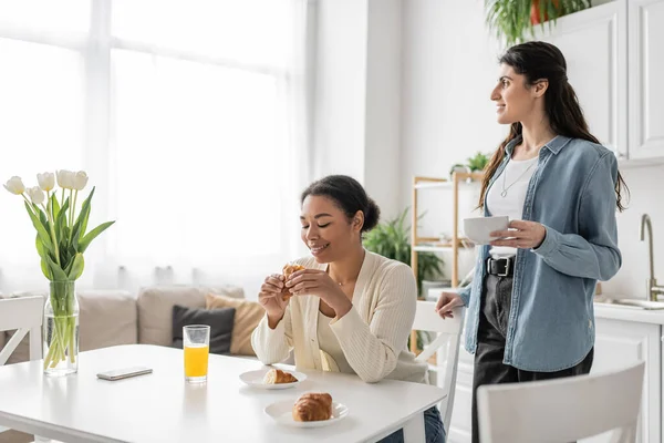 Feliz Interracial Lésbicas Mulheres Sorrindo Enquanto Desfruta Café Manhã Cozinha — Fotografia de Stock