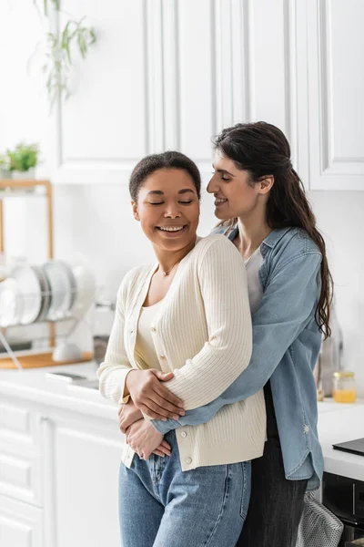 Alegre Lesbiana Mujer Abrazando Multirracial Novia Moderno Cocina —  Fotos de Stock