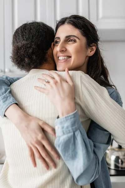 Glückliche Lesbische Frau Mit Ehering Finger Lächelt Und Umarmt Multirassische — Stockfoto