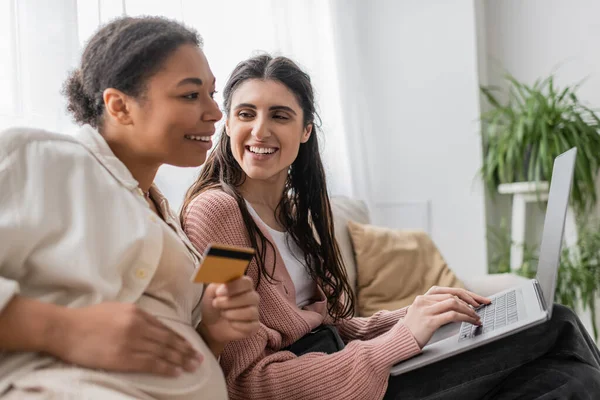 Feliz Lesbiana Mujer Mirando Embarazada Multiracial Pareja Mientras Haciendo Compras — Foto de Stock