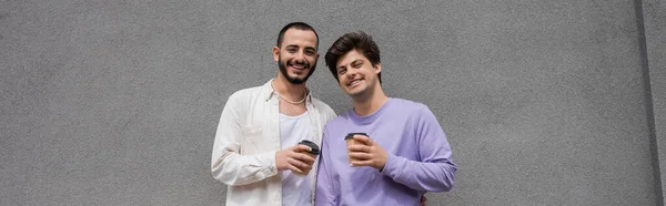 Pozitivní Mladý Stejný Sex Pár Drží Odnést Kávu Papírových Pohárcích — Stock fotografie