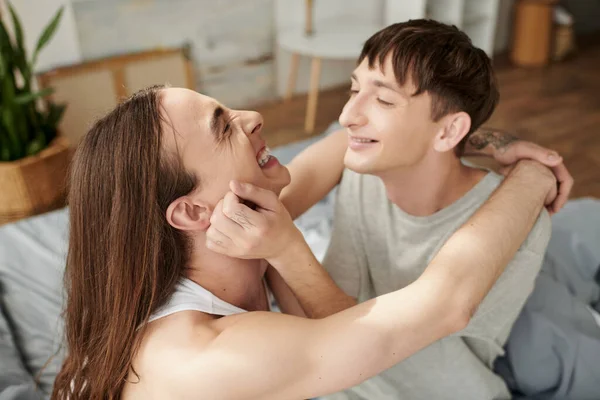 Verschwommener Homosexueller Mann Schlafanzügen Berührt Die Wange Eines Fröhlichen Langhaarigen — Stockfoto