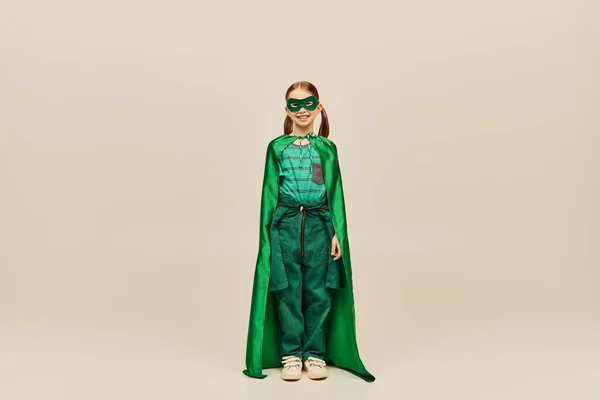 Menina Sorridente Traje Super Herói Verde Com Capa Máscara Rosto — Fotografia de Stock