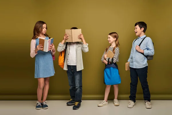 Comprimento Total Crianças Multiétnicas Sorridentes Com Mochilas Segurando Livros Olhando — Fotografia de Stock