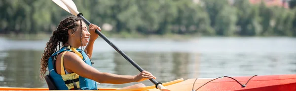 Zijaanzicht Van Actieve Gelukkige Afro Amerikaanse Vrouw Het Leven Vest — Stockfoto