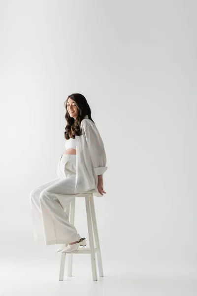 Longitud Completa Feliz Futura Madre Ropa Moda Como Camisa Blanca —  Fotos de Stock