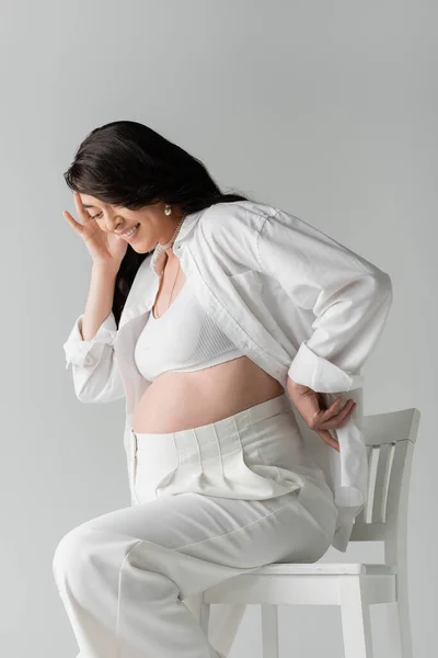 Freudige Werdende Mutter Sitzt Weißem Bauchfreiem Top Hemd Und Hose — Stockfoto