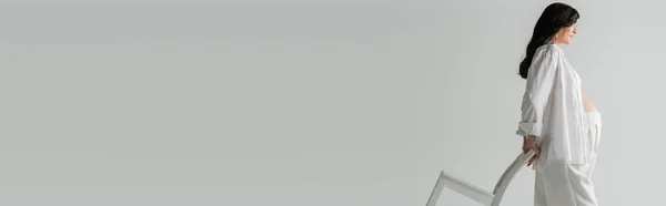 Вид Збоку Усміхненої Майбутньої Матері Хвилястим Волоссям Брюнетки Білій Сорочці — стокове фото