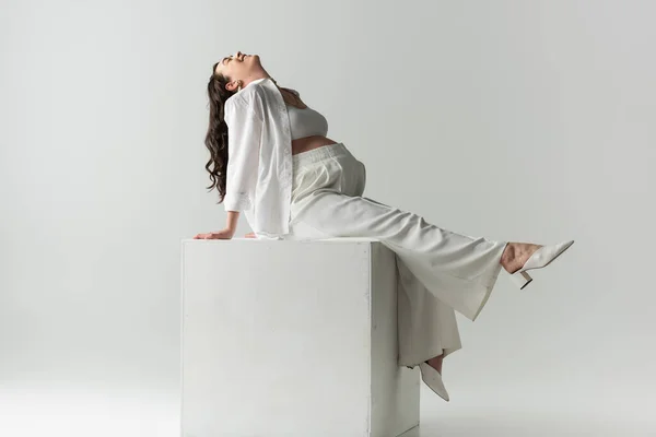 Longitud Completa Futura Madre Emocionada Ropa Elegante Blanca Como Pantalones — Foto de Stock