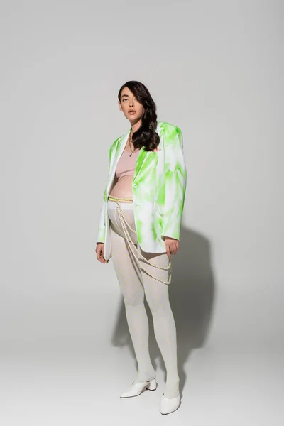 Full Length Future Mother Leggings Crop Top Green White Blazer — Stock Photo, Image