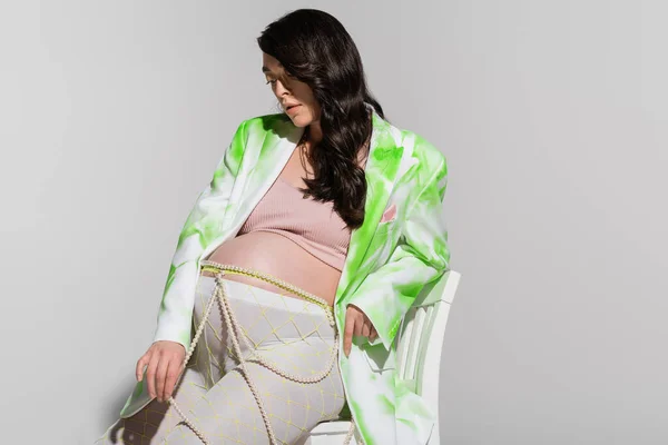 Çekici Esmer Anne Yeşil Beyaz Ceketli Açık Bluzlu Tozlu Boncuklu — Stok fotoğraf