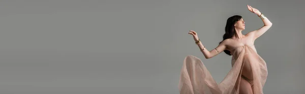 Элегантная Беременная Женщина Волнистыми Волосами Брюнетки Позирующая Плавающей Шифонной Драпировке — стоковое фото