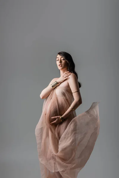 Çekici Hamile Bir Kadın Nazik Şifon Kumaşlı Altın Bilezikler Takıyor — Stok fotoğraf