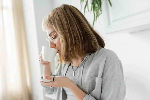 Young Woman Bangs Eyeglasses Short Hair Holding Cup While Drinking — Stock Photo, Image