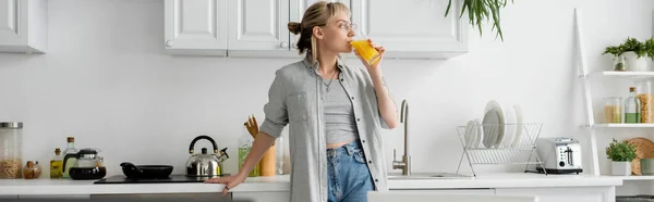 Getatoeëerde Vrouw Met Pony Bril Drinken Sinaasappelsap Buurt Van Witte — Stockfoto