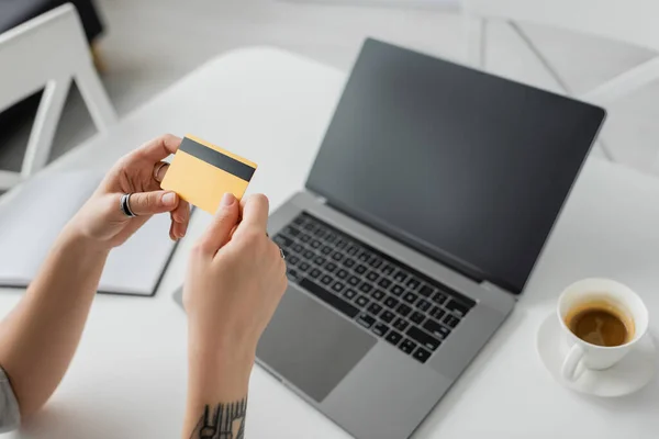 High Angle View Tattooed Woman Holding Credit Card Blurred Laptop — Stock Photo, Image